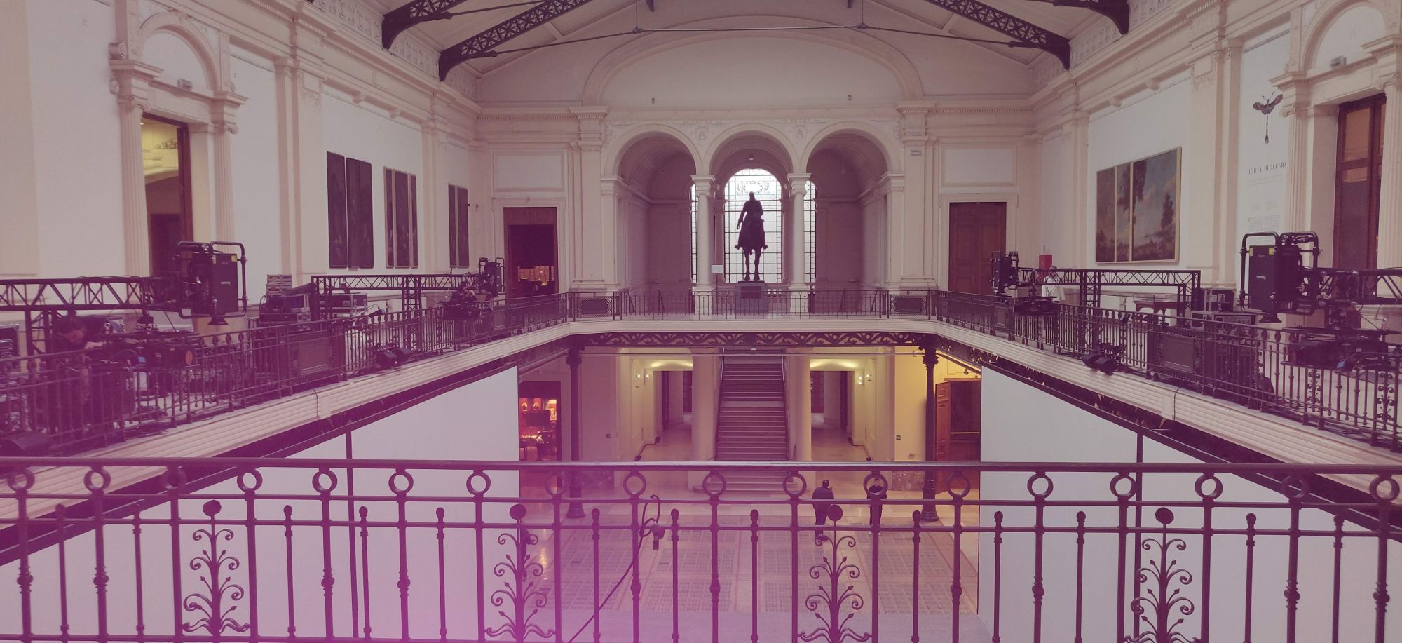 No ceiling : AV equipment placement on the side