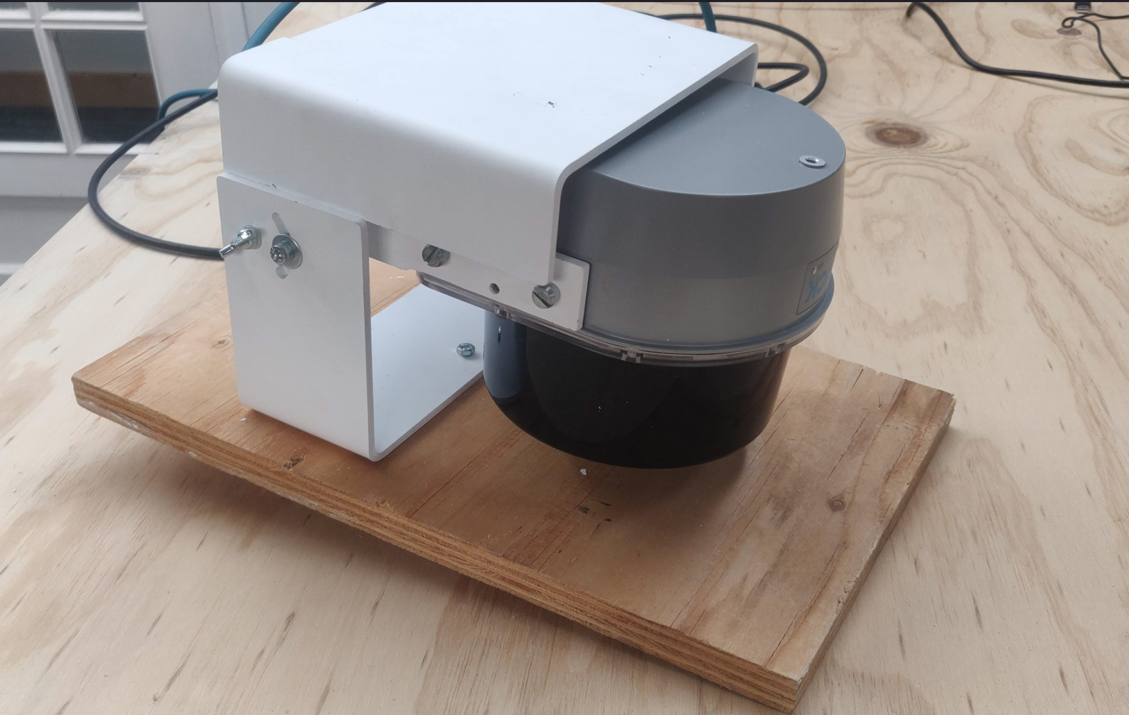 Side view with one visible axis tuning 