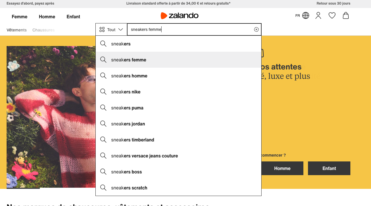 Quand l’utilisateur utilise les flèches du clavier pour naviguer dans les suggestions sur Zalando, celles-ci sont automatiquement copiées dans la barre de recherche pour compléter les caractères déjà entrés. Ce qui permet à l’utilisateur de modifier éventuellement la requête avant de l’envoyer et lui fait gagner du temps.