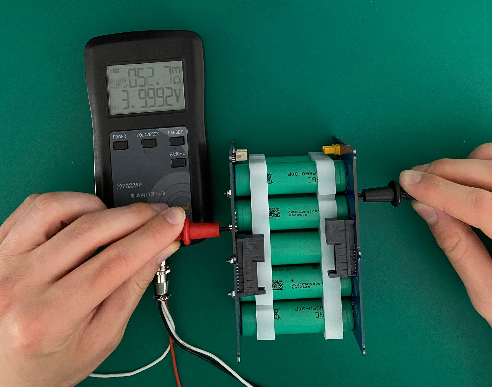 Picture of the measurement of the resistance of the tin ball contact